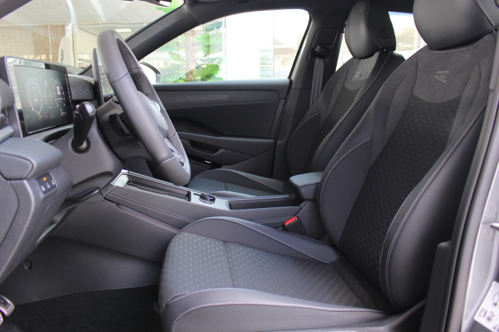 VOLKSWAGEN-T-ROC-1.5 TSI R-LINE BLACK PACK