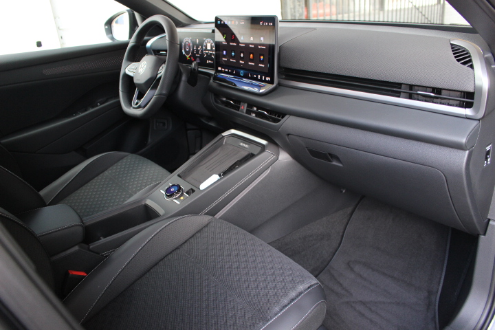VOLKSWAGEN-T-ROC-1.5 TSI R-LINE BLACK PACK